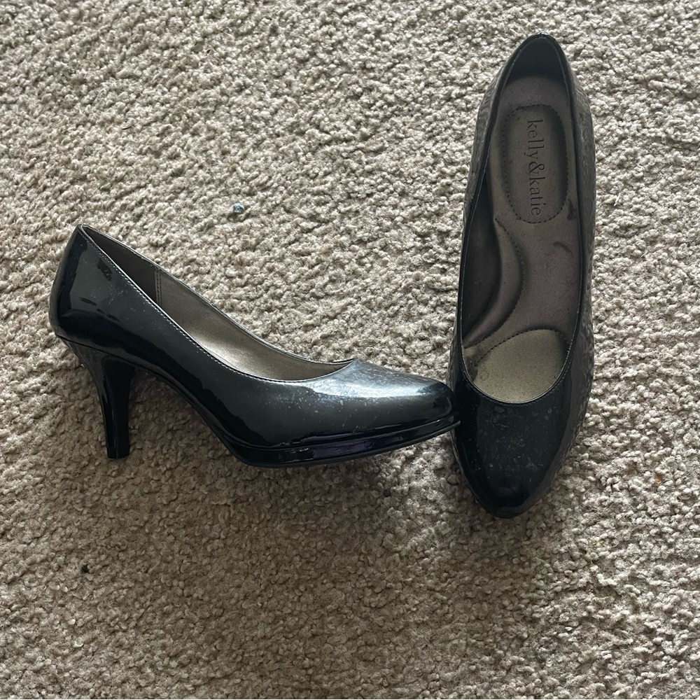 Patent leather black pumps